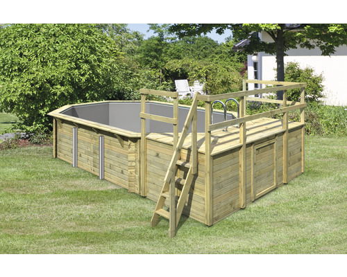 Piscine en bois avec échelle et plateforme dans le jardin
