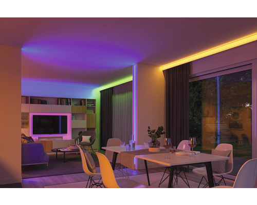 Salon avec éclairage indirect à LED au plafond et au mur