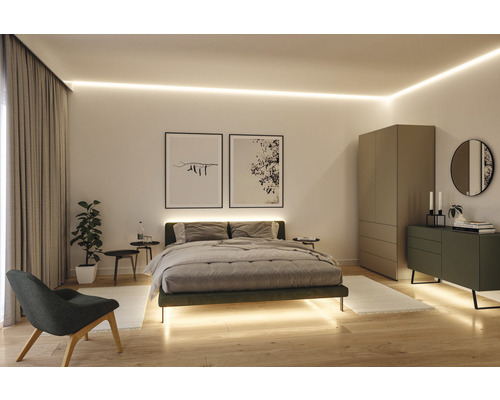 Schlafzimmer mit Doppelbett, Schrank, Kommode, zwei Bildern und indirekter Beleuchtung