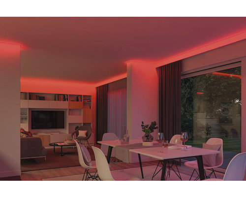 Salon avec éclairage LED rouge au plafond, table à manger et coin salon