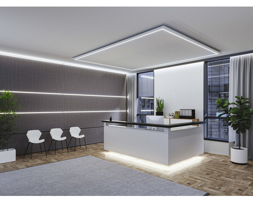 Empfangsbereich mit Rezeption, Stühlen und Beleuchtung