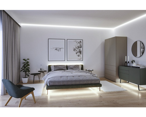 Schlafzimmer mit Bett, Schrank und Kommode in einem hellen und modernen Design