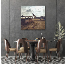 Tableau mural décoratif au-dessus d''une table à manger avec des chaises