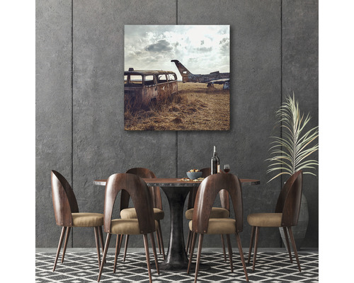 Tableau mural décoratif au-dessus d''une table à manger avec des chaises