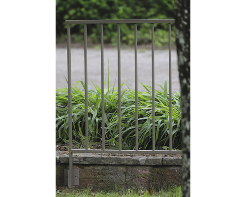 Clôture de jardin en métal sur mur de pierre