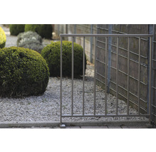 Clôture métallique dans le jardin
