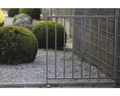 Élément de clôture métallique dans le jardin