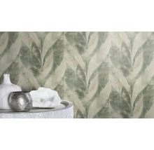 Papier peint photo avec motif de feuilles dans une pièce à vivre