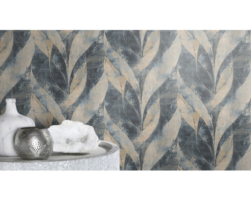 Papier peint décoratif avec motif de plantes dans une pièce avec des objets décoratifs