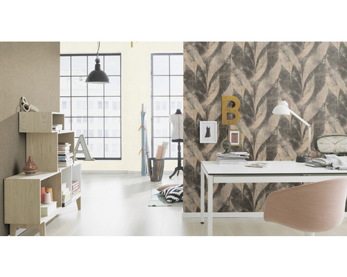 Bureau lumineux avec bureau, chaise, étagères et papier peint décoratif à motifs végétaux.