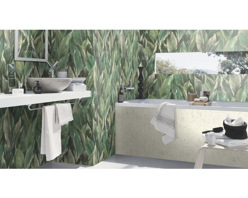 Salle de bains avec lavabo, baignoire et papier peint à motifs végétaux