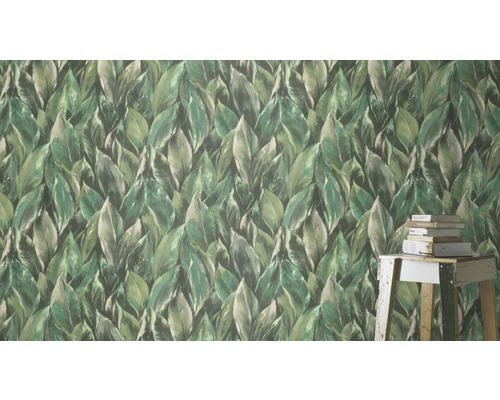 Papier peint à motif de feuilles dans une pièce à vivre