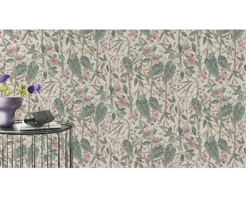 Gros plan d''un papier peint floral avec des feuilles et des fleurs