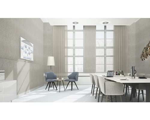 Salle de conférence avec table de conférence, chaises, tableau blanc et lumière du jour