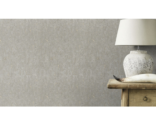 Aménagement intérieur avec papier peint intissé gris et lampe de table