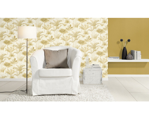 Salon avec fauteuil, lampadaire et papier peint à motif végétal