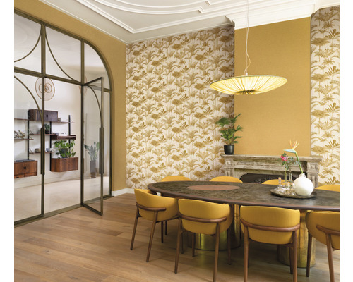 Salle à manger avec table, chaises, papier peint et séparateur de pièce