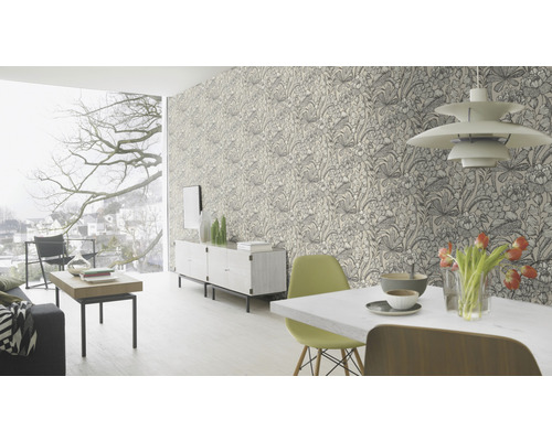 Salon avec papier peint à motifs floraux, table à manger, chaises et buffet
