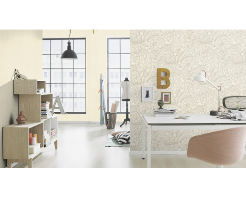 Pièce lumineuse avec papier peint à motifs floraux, bureau et étagères