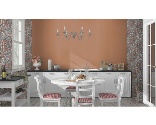 Cuisine lumineuse avec table à manger, chaises et papier peint floral pour une ambiance chaleureuse.