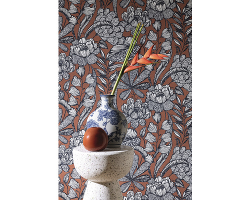 Nature morte décorative avec vase de fleurs devant un papier peint à motifs