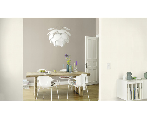 Salle à manger lumineuse avec table en bois, chaises et suspension