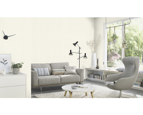 Salon lumineux avec canapé, fauteuil, table et articles de décoration