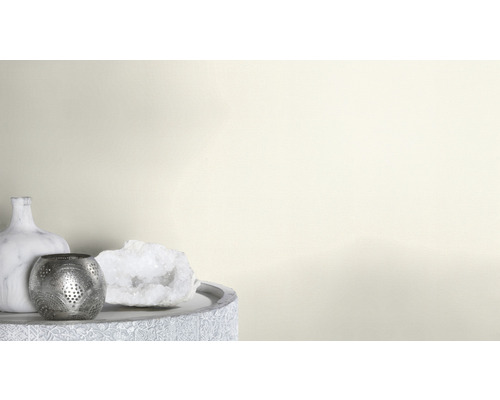 Décoration murale avec des éléments décoratifs tels que vase, cristal et bougeoir