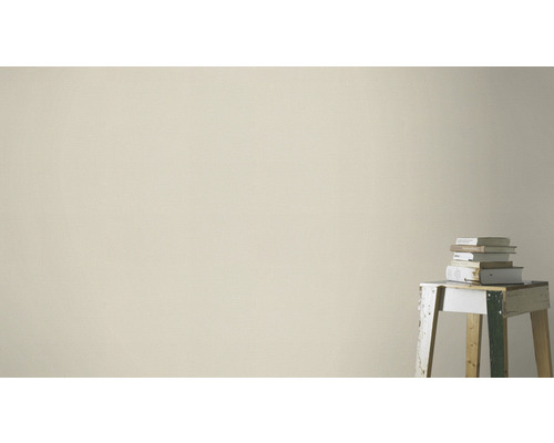 Peinture murale claire dans un intérieur avec une pile de livres sur un tabouret