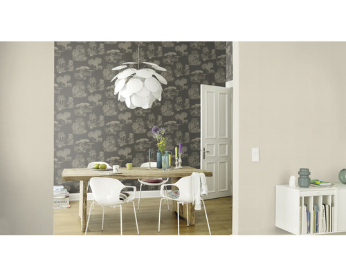 Salle à manger avec table, chaises, suspension et papier peint à motifs