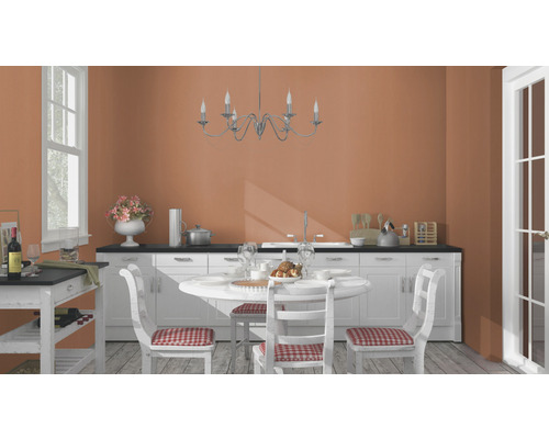 Helle Küche mit Esstisch und Stühlen