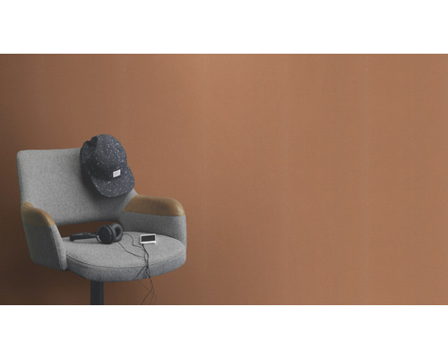 Grauer Sessel mit Baseballkappe, Kopfhörern und Abspielgerät