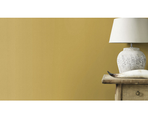 Gros plan d''un mur avec de la peinture, une lampe de chevet et une décoration