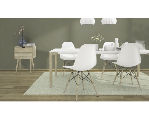 Esszimmer mit Esstisch, Stühlen und Beistelltisch