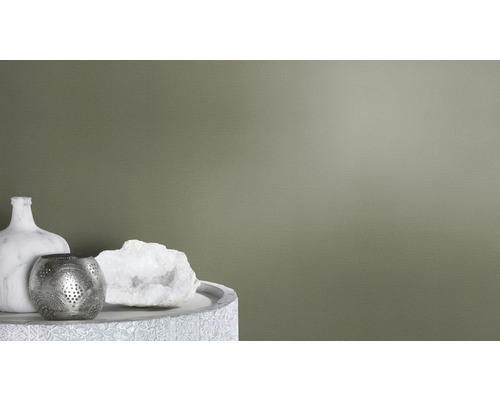 Dekorative Tapete mit Vase, Teelichthalter und Schmuckstein auf einem Tisch