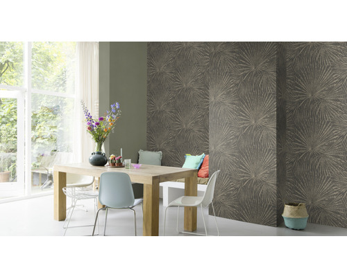 Esszimmer mit Holztisch, Stühlen und einer Wand mit floral gemusterter Tapete