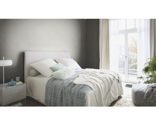 Chambre à coucher avec lit, table de chevet et lumière du jour