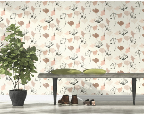 Raumansicht mit Tapete mit Ginkgo-Blatt-Muster, Bank, Kissen und Zimmerpflanze