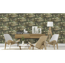 Salon avec papier peint style jungle, buffet, lampe et chaises en bois.