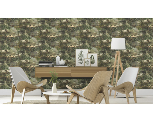 Wohnraum mit Tapete im Dschungel-Stil, Sideboard, Leuchte und Holzstühlen.