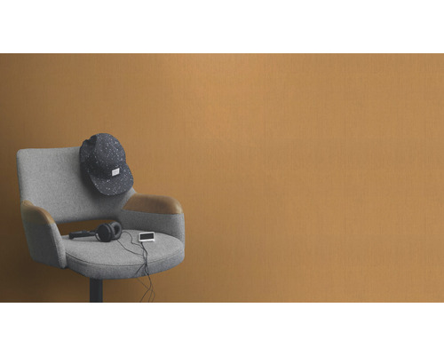 Aménagement intérieur avec chaise, casque audio, casquette et lecteur de musique devant un mur