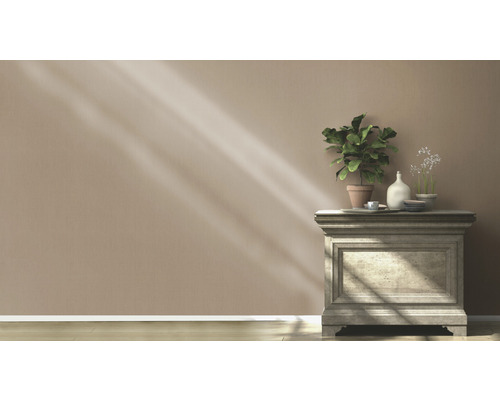 Dekorative Kommode mit Pflanzen und Vasen in einem hellen Raum.