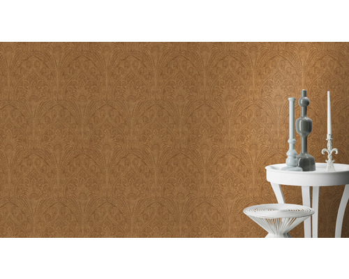 Papier peint à motifs avec vases et bougie sur des tables d''appoint.