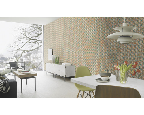 Wohnzimmer mit gemusterter Tapete, Esstisch und Fenster