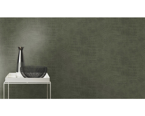 Nahaufnahme einer Wand mit Krokodilleder-Tapete, mit einem Tisch auf dem eine Vase steht