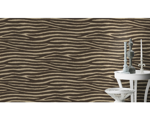 Tapete mit Zebramuster und Dekorationsgegenständen auf Beistelltischen