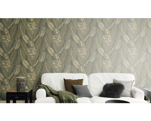 Salon avec canapé blanc et papier peint à motif de feuilles