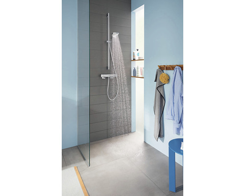 Robinet de douche avec douchette et pommeau de douche dans une salle de bains moderne avec paroi de verre