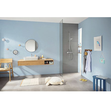 Salle de bain lumineuse avec lavabo, miroir et douche