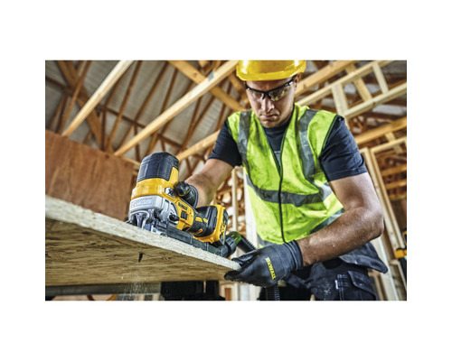 Artisan travaillant avec une scie sauteuse DeWalt pour couper une planche de bois